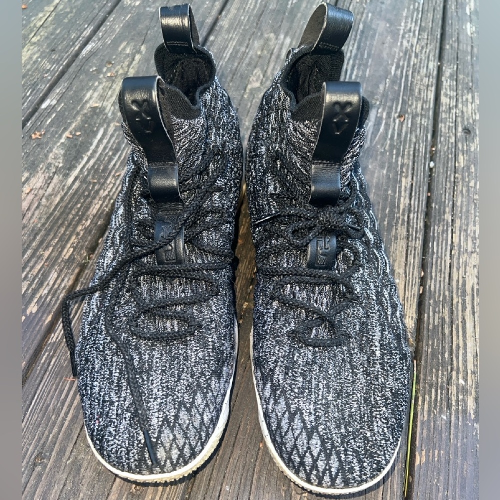 Nike Men's Black and Gray Athletic Shoes